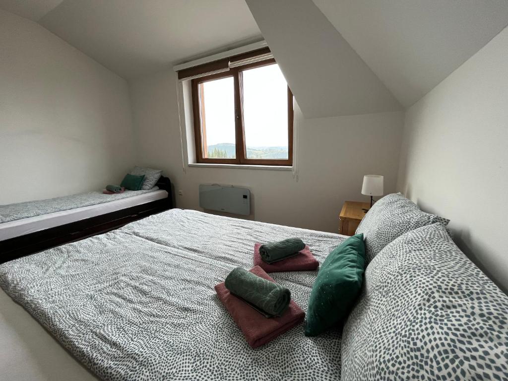 una camera da letto con un grande letto con cuscini verdi di Apartman Vuk Zlatar a Brdo