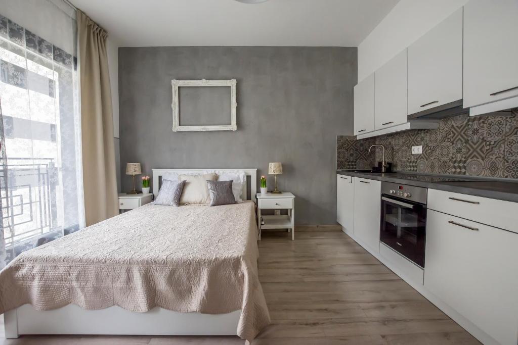 Kuchyňa alebo kuchynka v ubytovaní K40 Romantic Deluxe Studio In the City Center