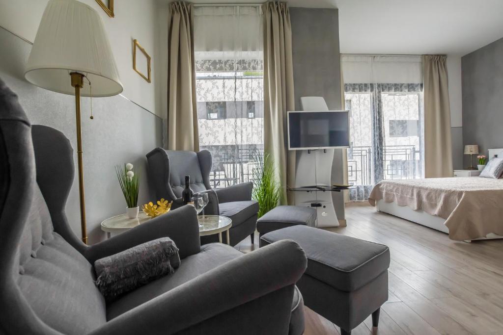 Televízia a/alebo spoločenská miestnosť v ubytovaní K40 Romantic Deluxe Studio In the City Center