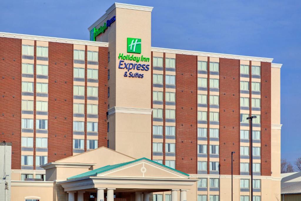 una representación del exterior de un hotel en Holiday Inn Express Hotel & Suites Chatham South, an IHG Hotel, en Chatham