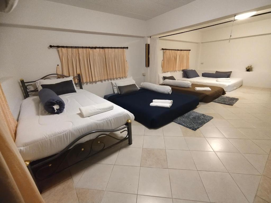 ein Zimmer mit 2 Betten und ein Zimmer mit 2 in der Unterkunft ม่วนโฮม muan home café&stay in Ban Don