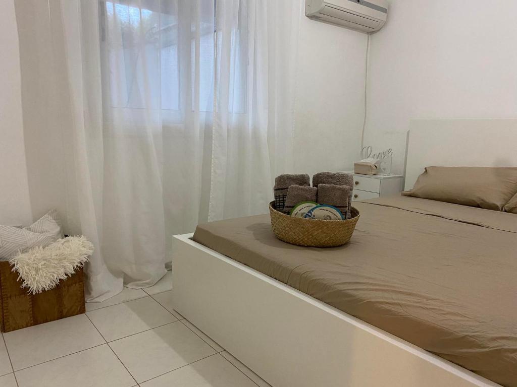 um quarto com uma cama com um cesto em STS 21, Nicosia-Lakatamia one-bedroom Apartment em Kato Lakatamia