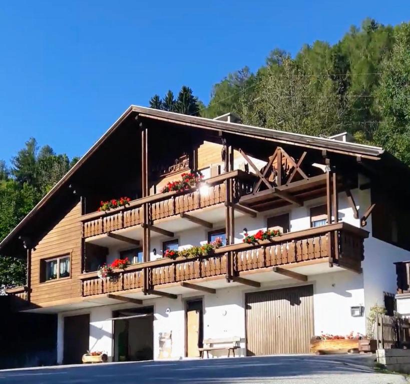 ein Gebäude mit einem Balkon mit Blumen darauf in der Unterkunft Stroblhof in Sterzing