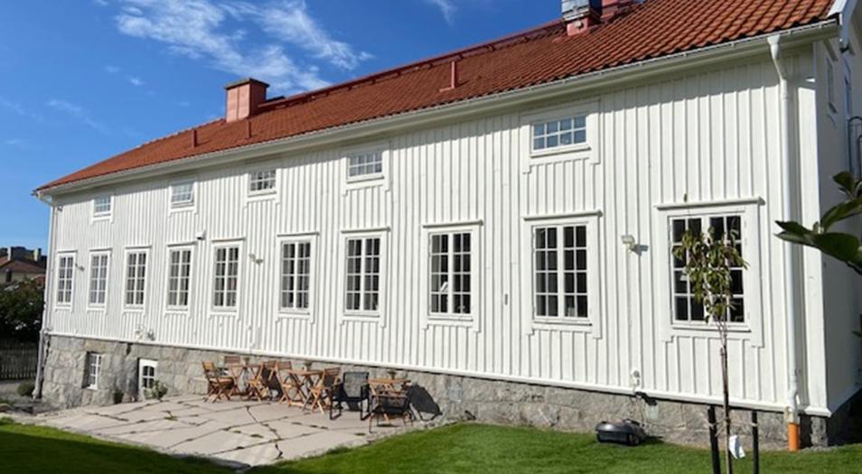 a large white building with a red roof at Crusellska Vandrarhemmet in Strömstad