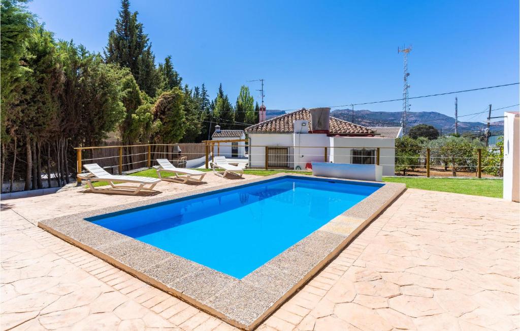 einen Pool im Hinterhof eines Hauses in der Unterkunft Awesome Home In Ronda With 3 Bedrooms, Wifi And Outdoor Swimming Pool in Ronda