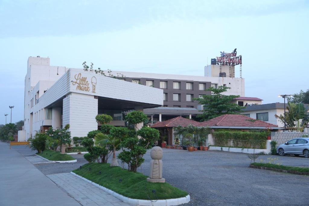 un estacionamiento frente a un edificio en Monk's Nirvanaa Hotel & Resort en Indore