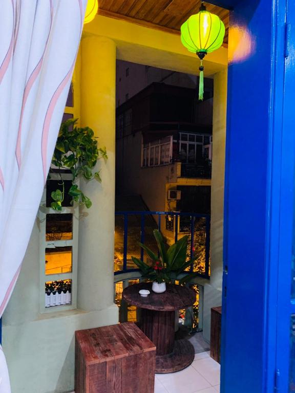 Sunny Hanoi Homestay - Deluxe Double Room With Balcony