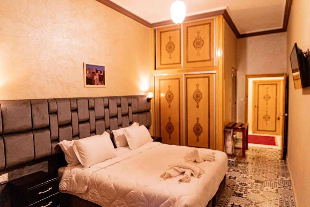 ein Schlafzimmer mit einem Bett mit Handtüchern darauf in der Unterkunft HOTEL LA VALLEE DES KASBAHS CHEZ ILYAS in Tinghir