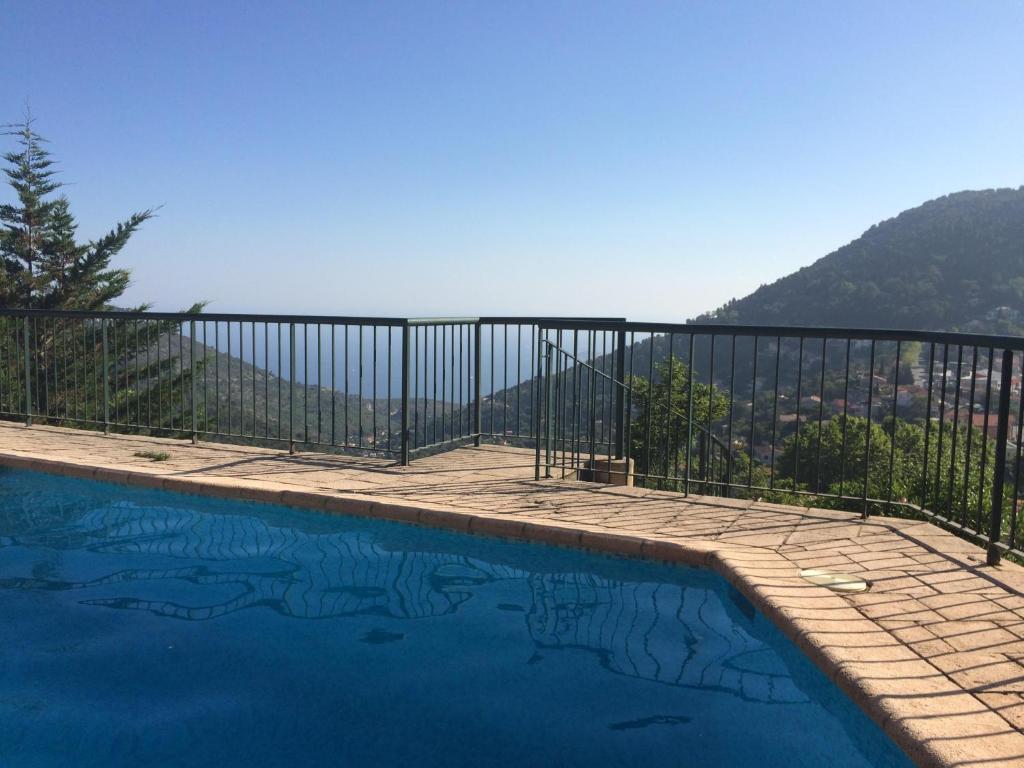 Photo de la galerie de l'établissement Magnifique appartement vue mer la turbie, à La Turbie