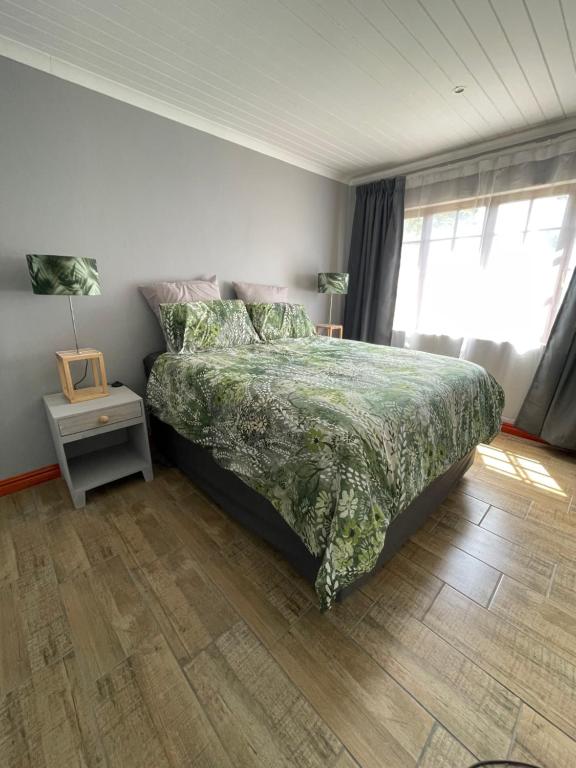 OAK HOUSE, Entire holiday home, Self catering, fully equipped, double storey, 3 bedroom, 2 bathroom, outside entertainment, Braai area, 300sqm home - Üç Yatak Odalı Ev