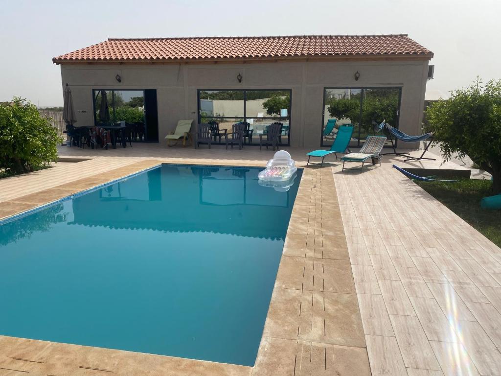 basen z domem w tle w obiekcie Villa Clémentine piscine privée - 6 pers w mieście Berkane
