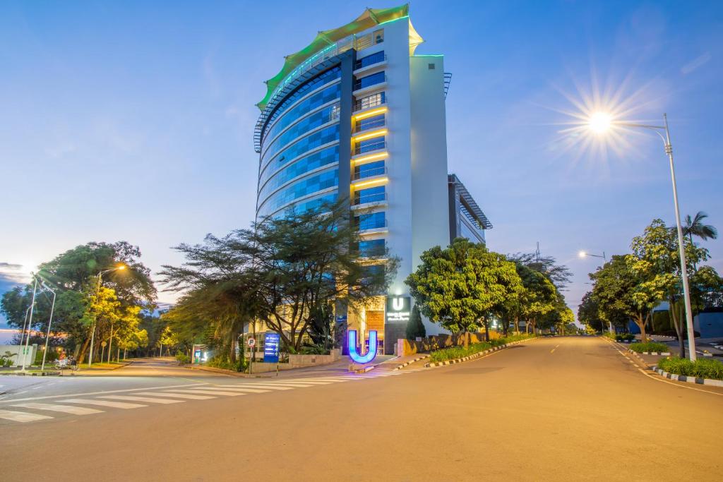 un bâtiment situé dans une rue en face d'une route dans l'établissement Ubumwe Grande Hotel, à Kigali