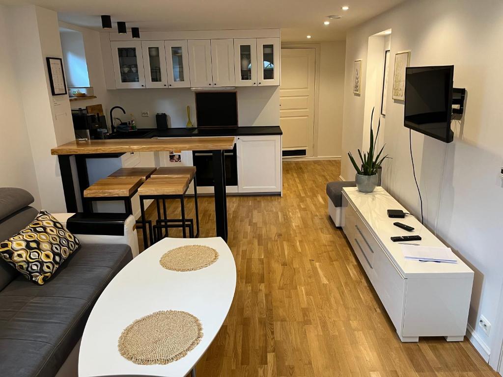 a living room with a couch and a kitchen at Apartament Ratvika in Ålesund