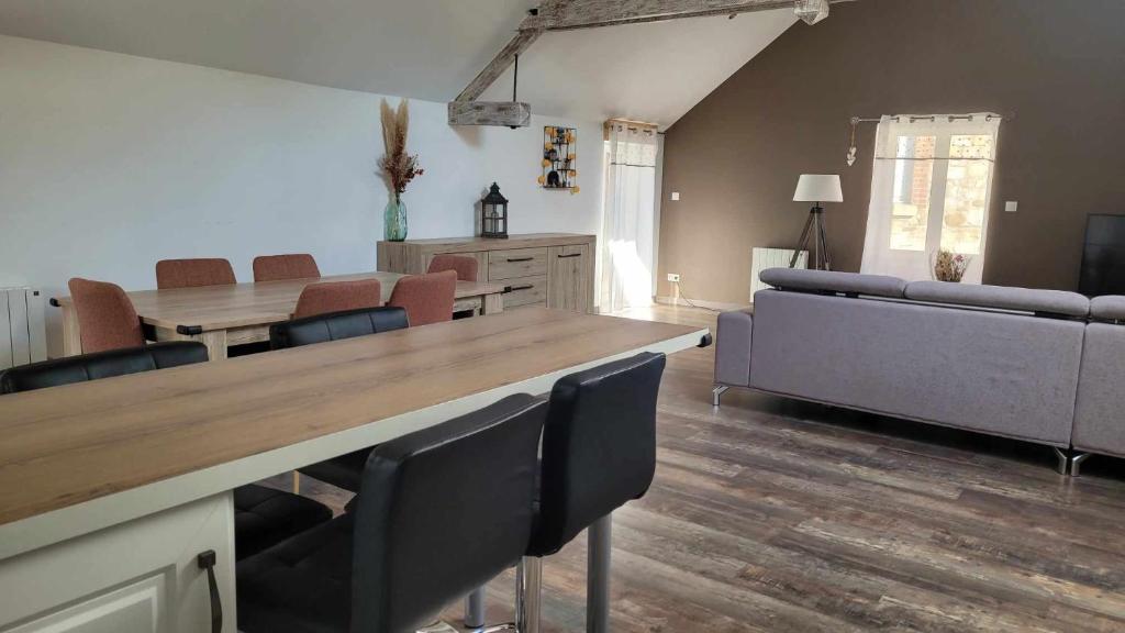 sala de estar con mesa de madera y sillas en Charmante maison à Haybes, en Haybes