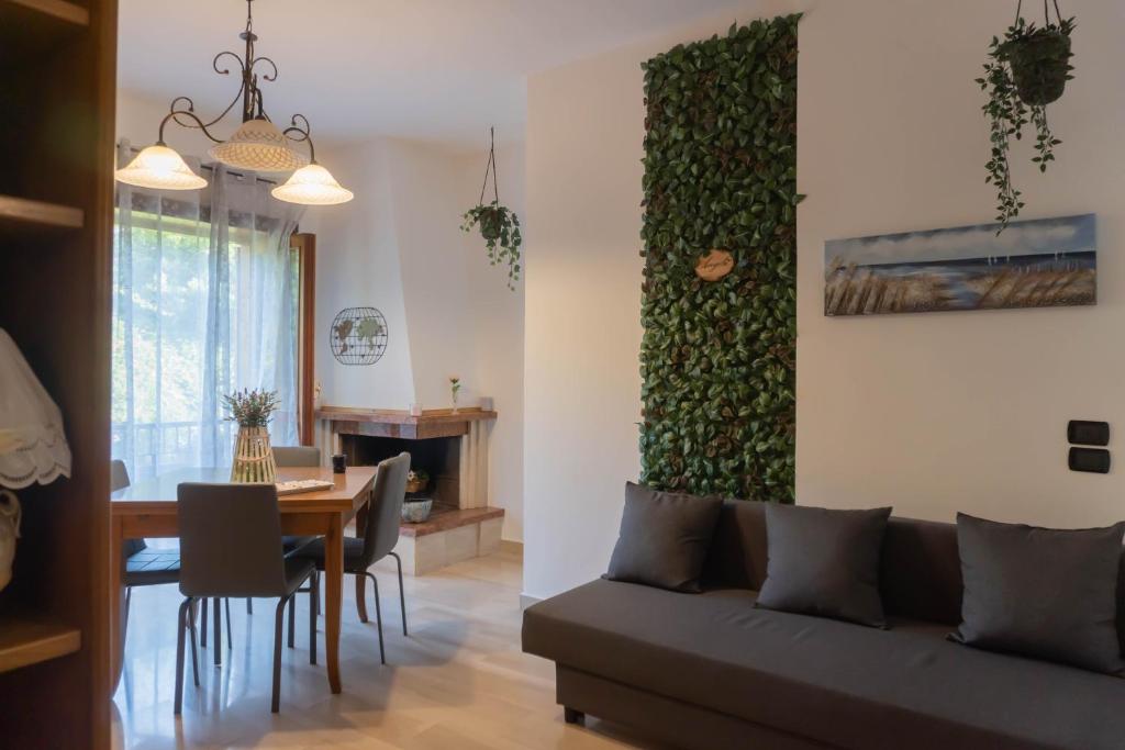 uma sala de estar com um sofá e uma sala de jantar em Angelì casa vacanza em Mercato San Severino