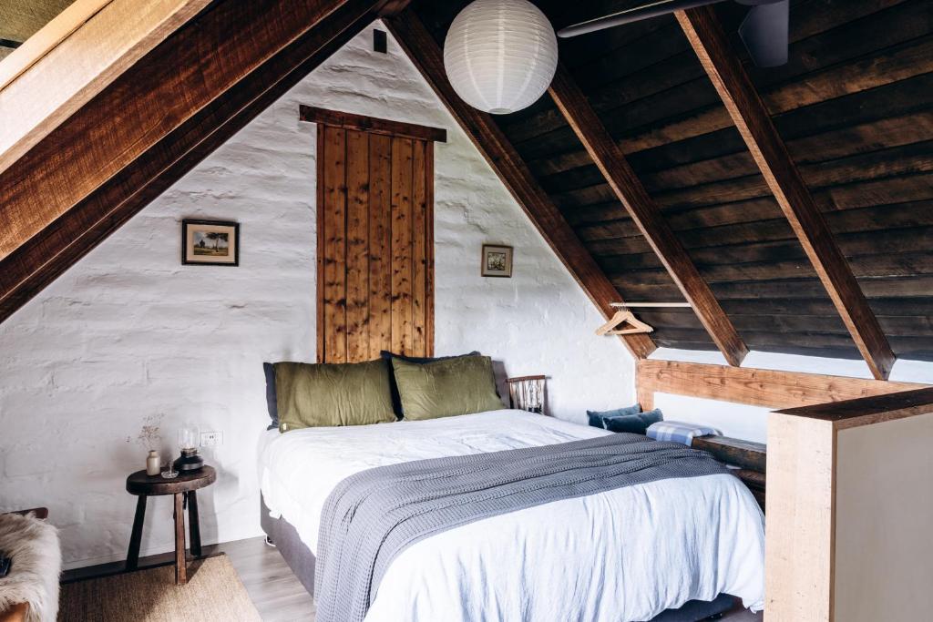 um quarto com uma cama grande num sótão em The Stable Lofts em Carrick