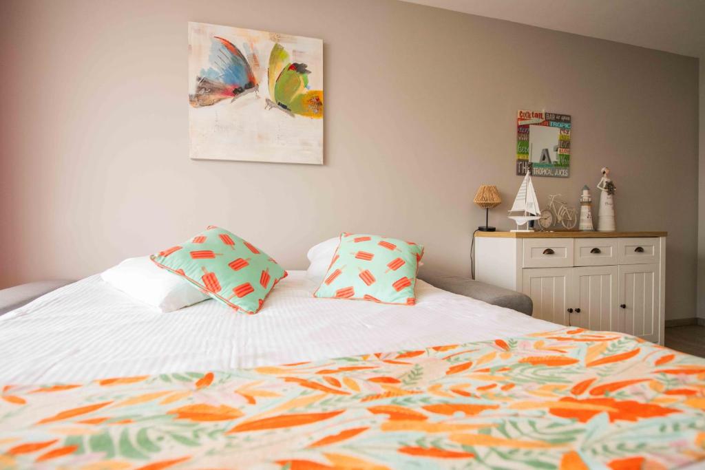 - une chambre avec un lit et 2 oreillers dans l'établissement The Beach House, à Ostende