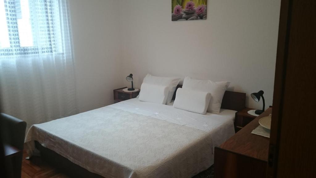 Een bed of bedden in een kamer bij Apartment Dev&#x10D;i&#x107;