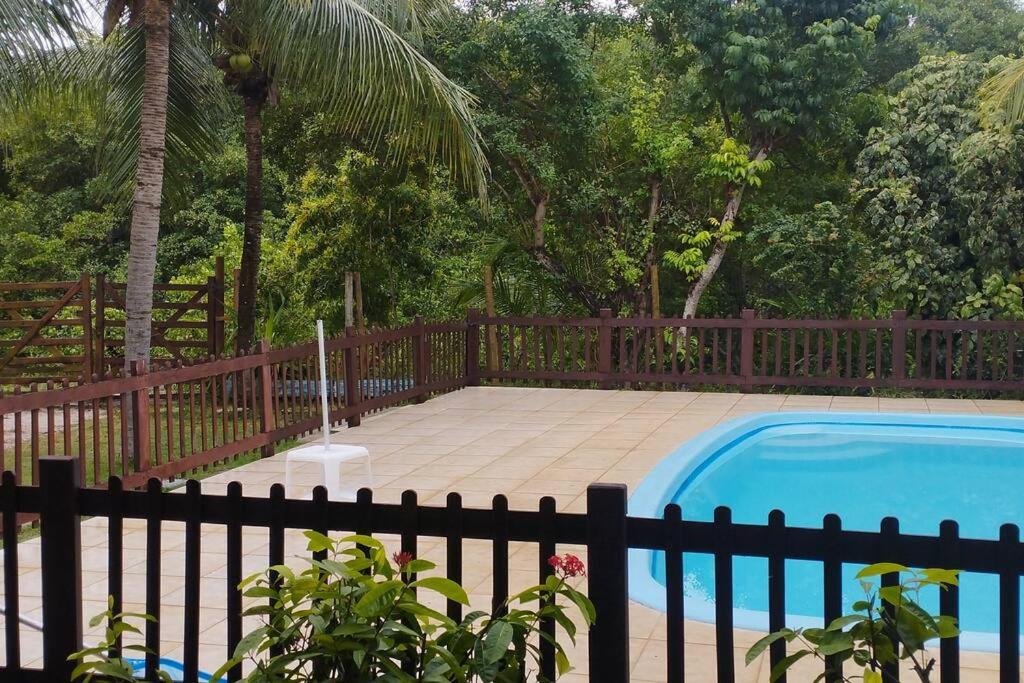 uma cerca ao lado de uma piscina num quintal em Village Shalom Casa 6 - Porto de Sauipe em Porto de Sauípe