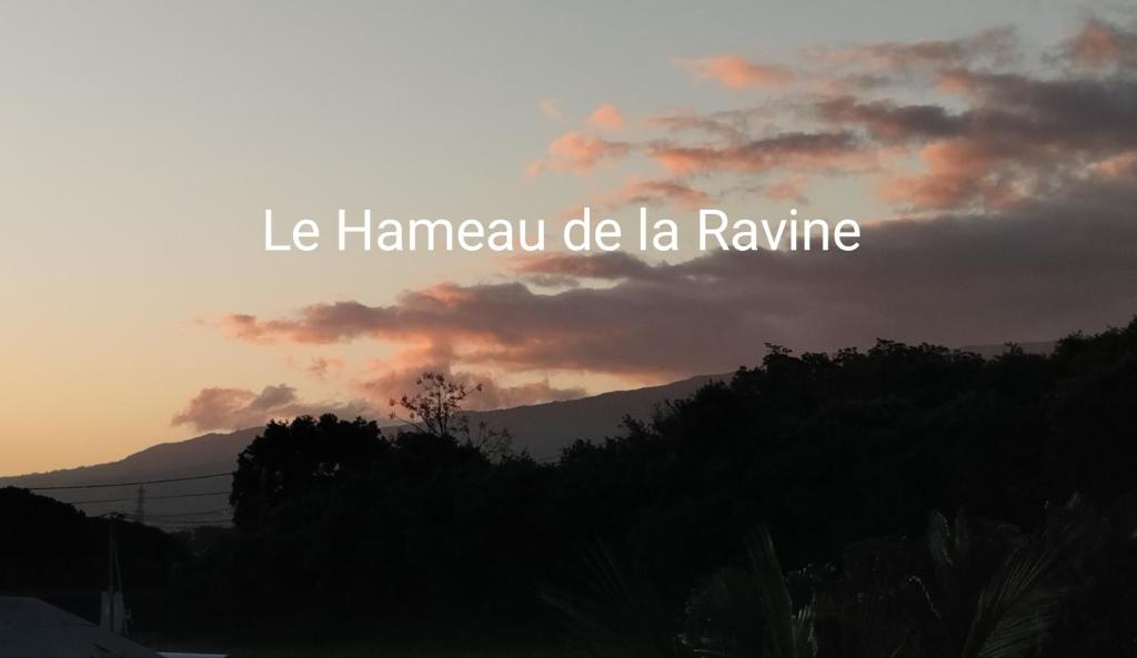 una puesta de sol con las palabras la hamiami do la reviane en Le Hameau de la Ravine, en Saint-Pierre