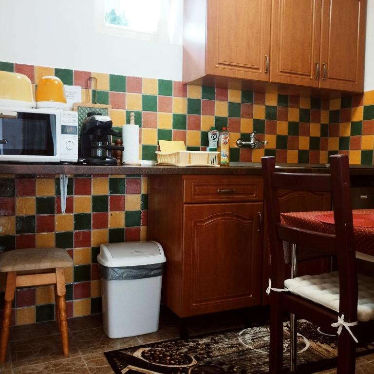 Kuchyň nebo kuchyňský kout v ubytování Bóbita Apartmanház