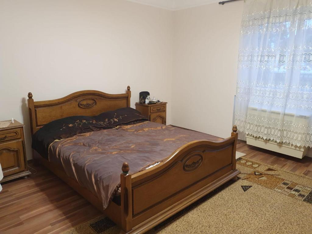 1 dormitorio con 1 cama y 2 mesitas de noche en House Lorien, en Nyírbogdány