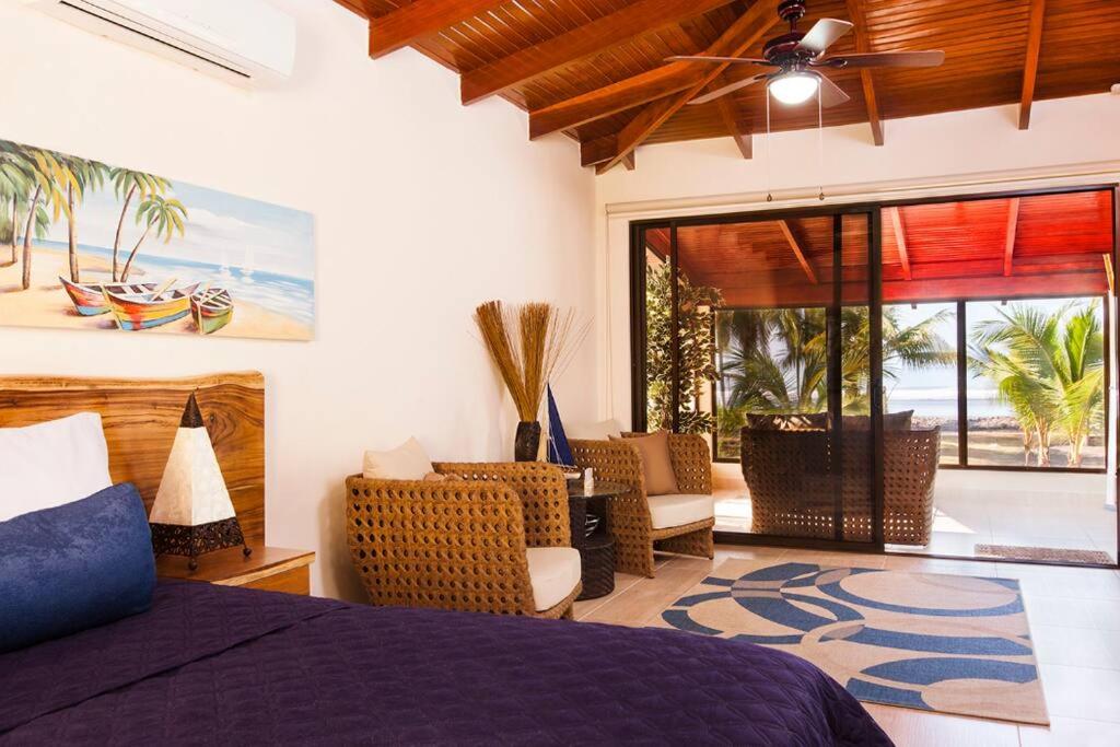 um quarto com uma cama e uma sala de estar em Perfect Ocean Hideaway!!! em Parrita