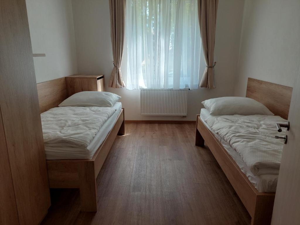 Postel nebo postele na pokoji v ubytování Penzion ČESKÁ FARMA