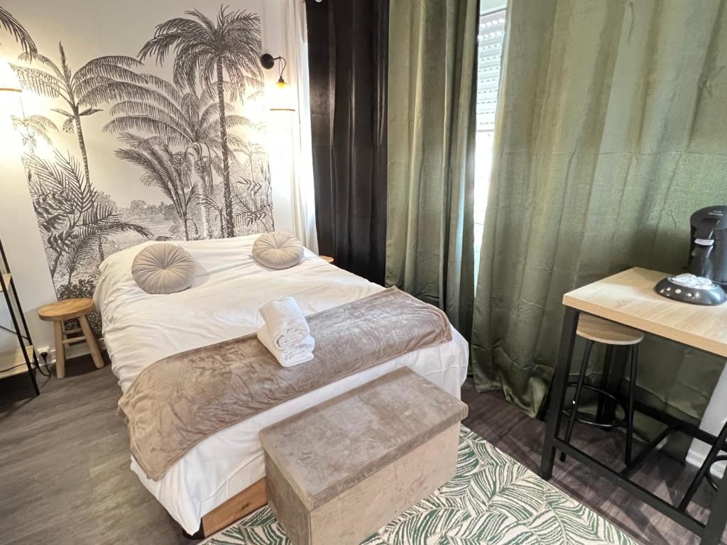 une chambre avec un lit, une table et une fenêtre dans l'établissement L'Ancillon Metz Gare Wifi Un-Séjour-à-Part, à Metz