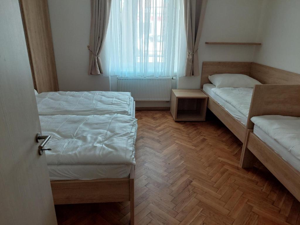 Postel nebo postele na pokoji v ubytování Penzion ČESKÁ FARMA