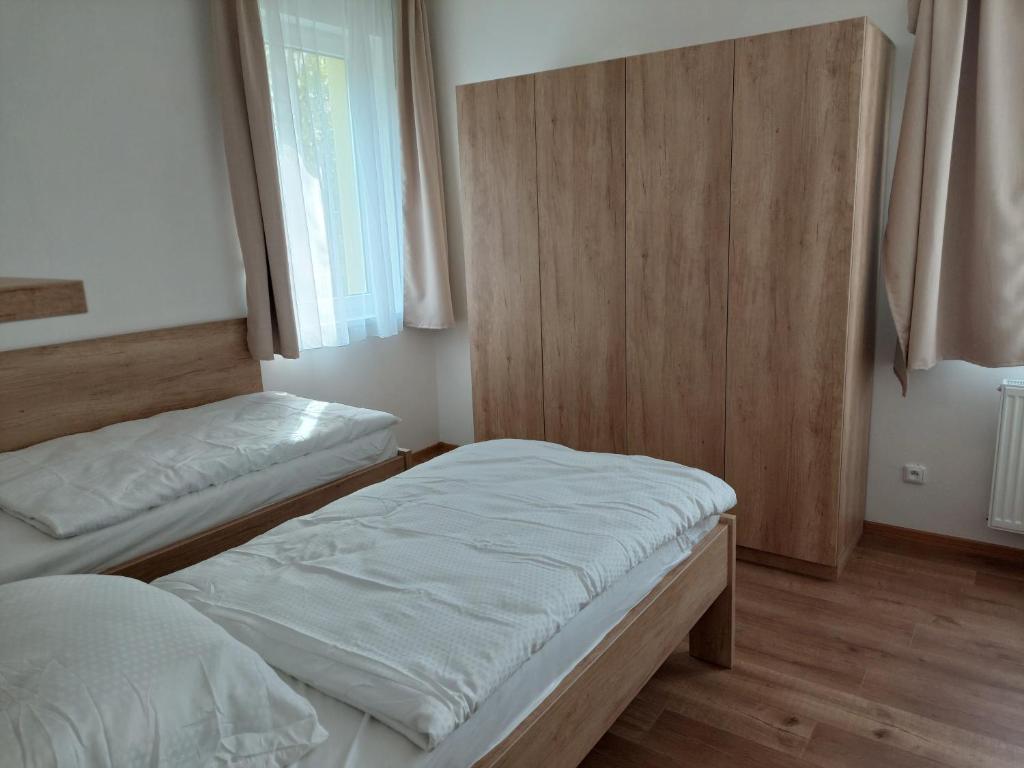 Postel nebo postele na pokoji v ubytování Penzion ČESKÁ FARMA