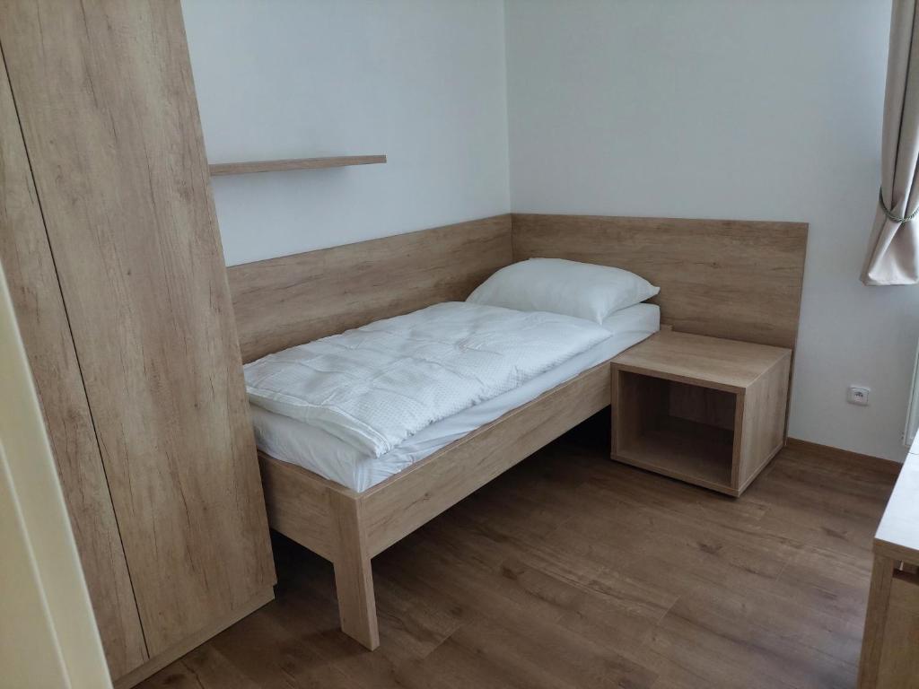 Postel nebo postele na pokoji v ubytování Penzion ČESKÁ FARMA