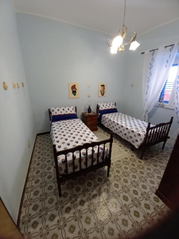 Łóżko lub łóżka w pokoju w obiekcie Casa Blu oltremare