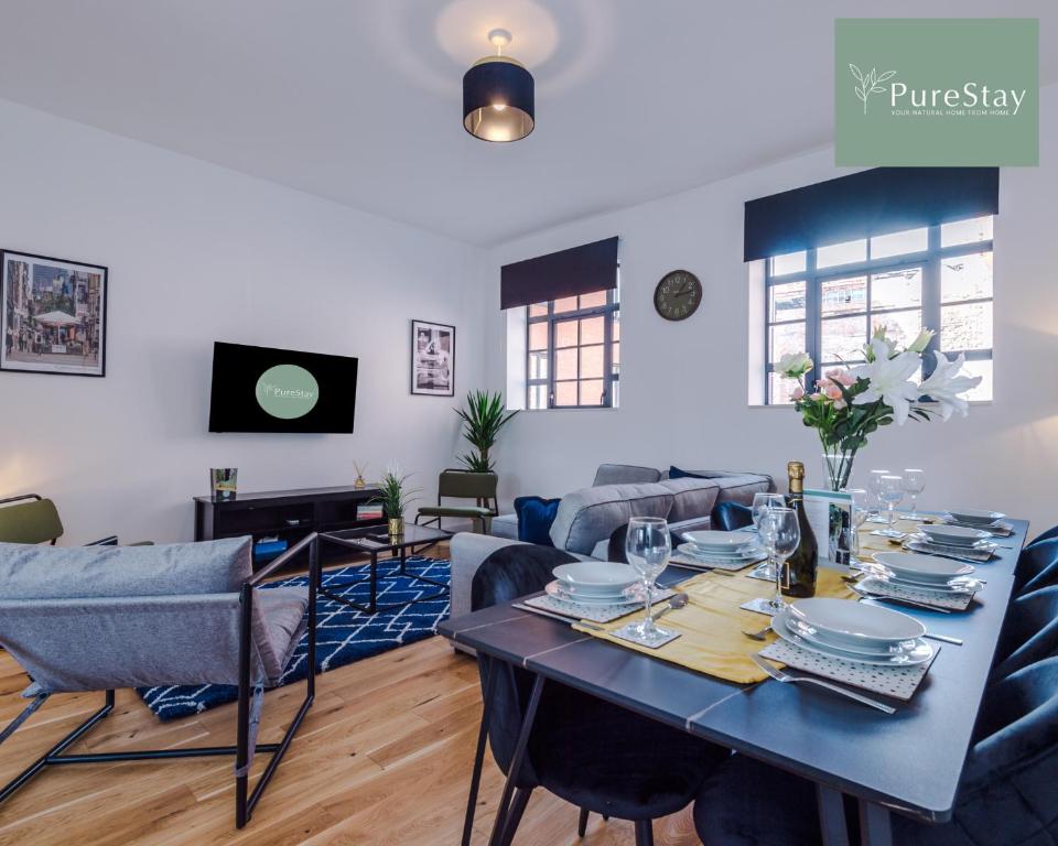 uma sala de estar com uma mesa e um sofá em Stunning Central House By PureStay Short Lets & Serviced Accommodation Birmingham em Birmingham