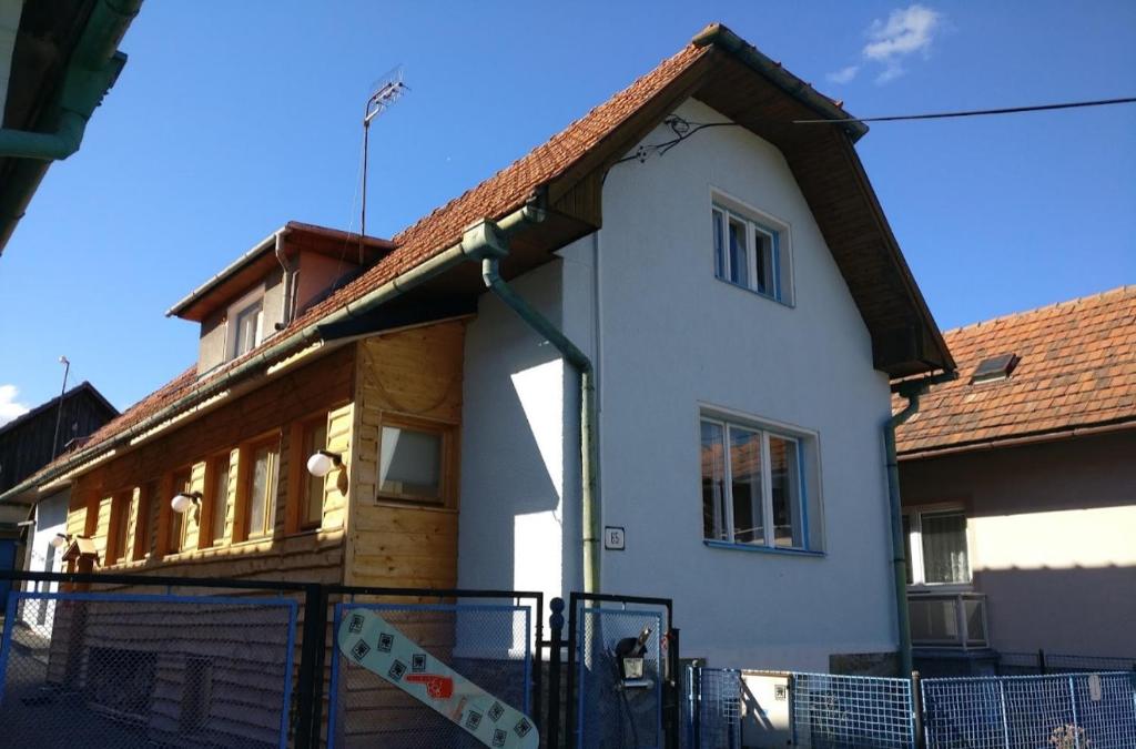 una casa con una valla delante en The Rad, en Liptovský Mikuláš