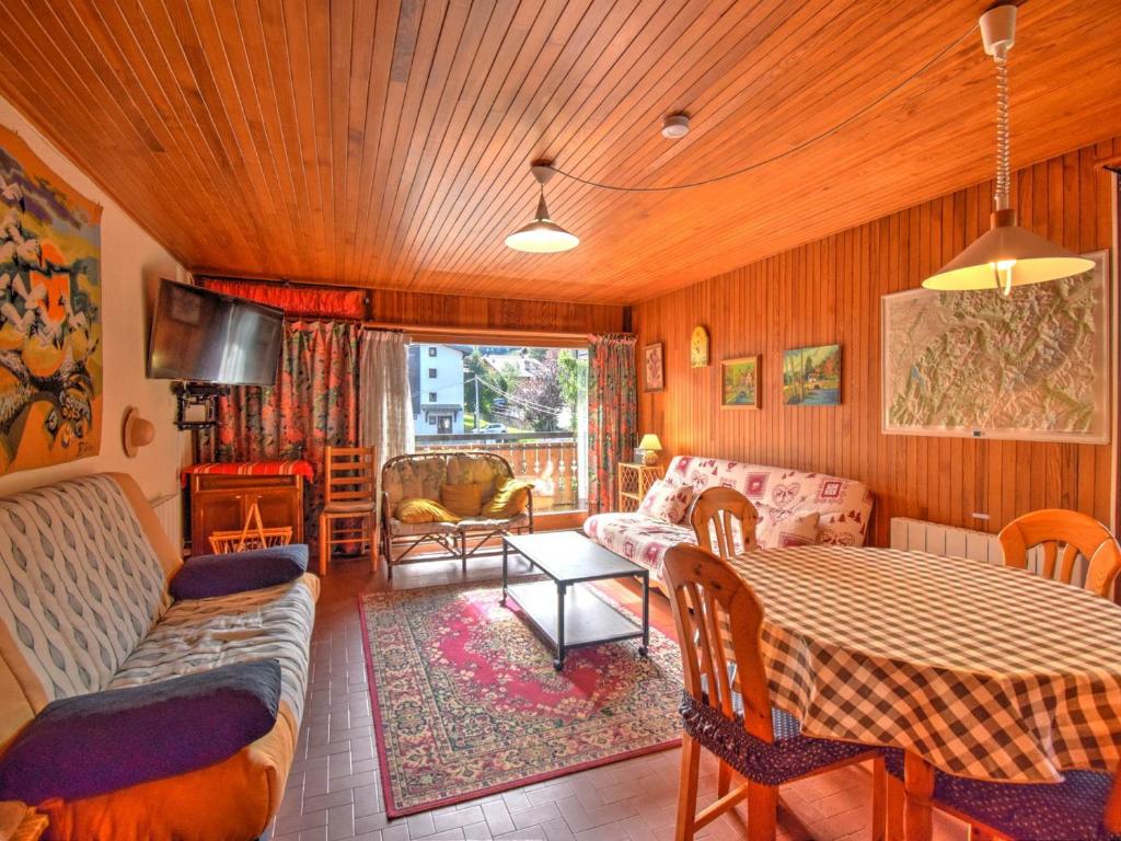 un salon avec un canapé et une table dans l'établissement Appartement cosy 2 pièces proche du centre, avec balcon et casier ski - FR-1-524-58, à Morzine