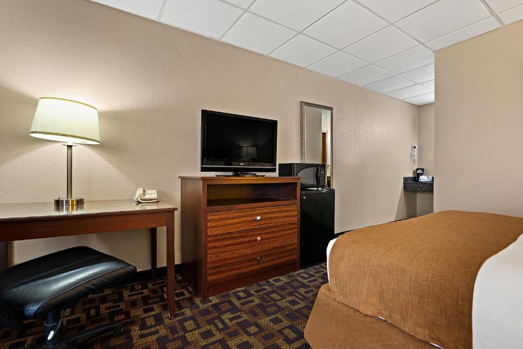 Rodeway Inn McPherson East - Habitación Estándar Con Cama Queen