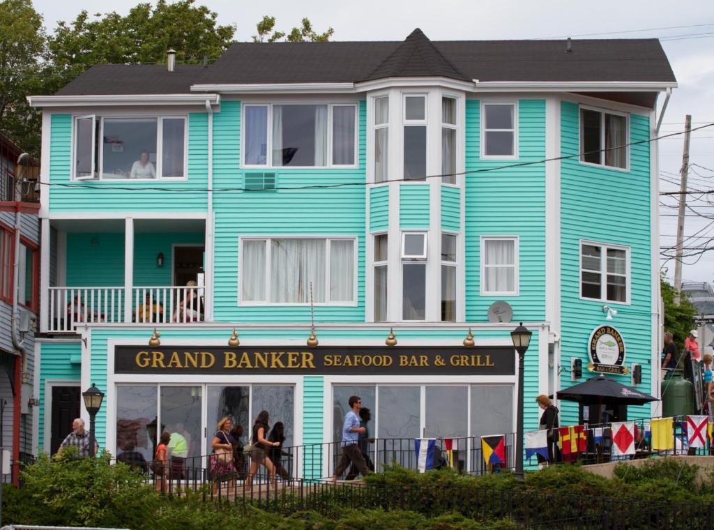 una casa azul con gente parada fuera de ella en Brigantine Inn, en Lunenburg