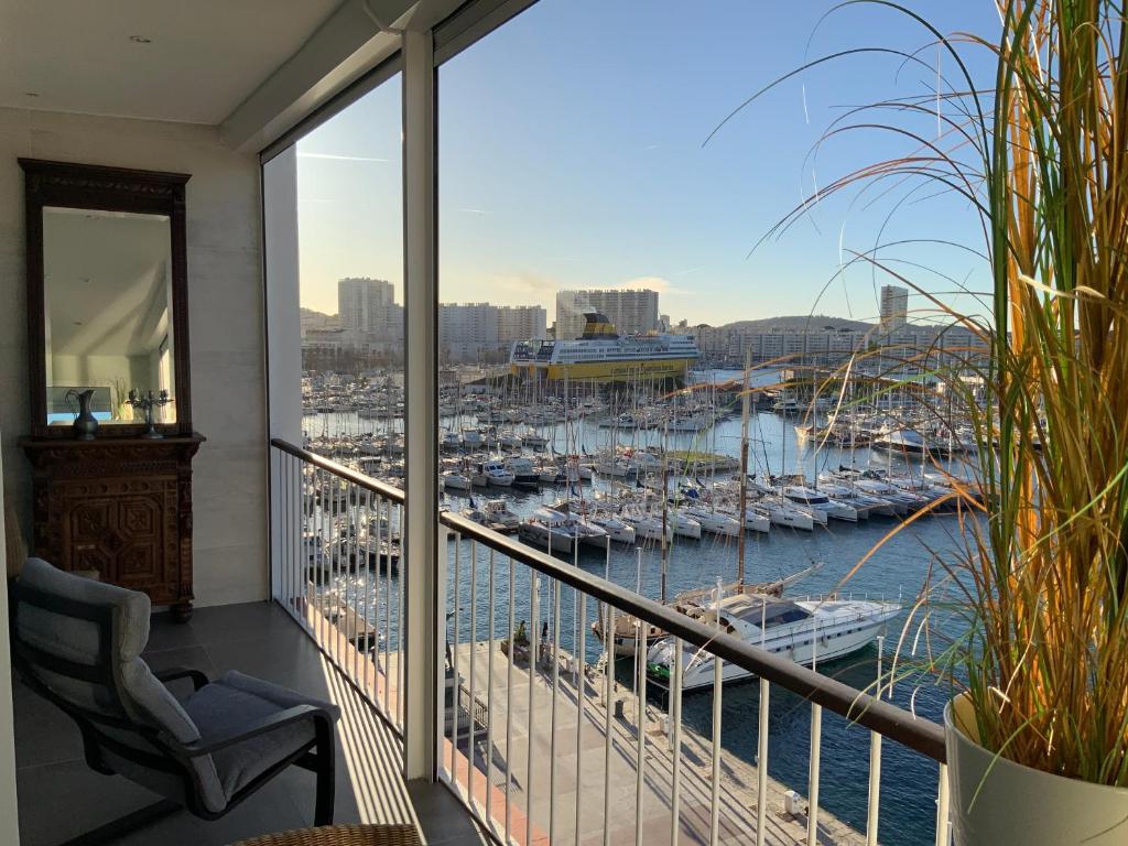 un balcon avec vue sur une marina dans l'établissement Port de Toulon Merveilleux !, à Toulon