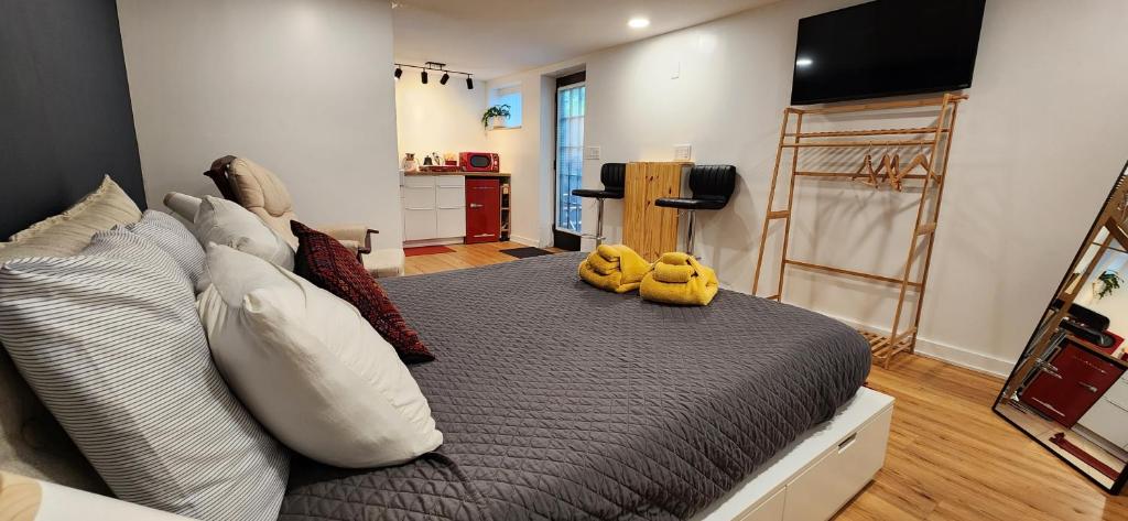 een slaapkamer met een bed met twee knuffels erop bij Private Studio Close to Downtown Rhinebeck in Rhinebeck