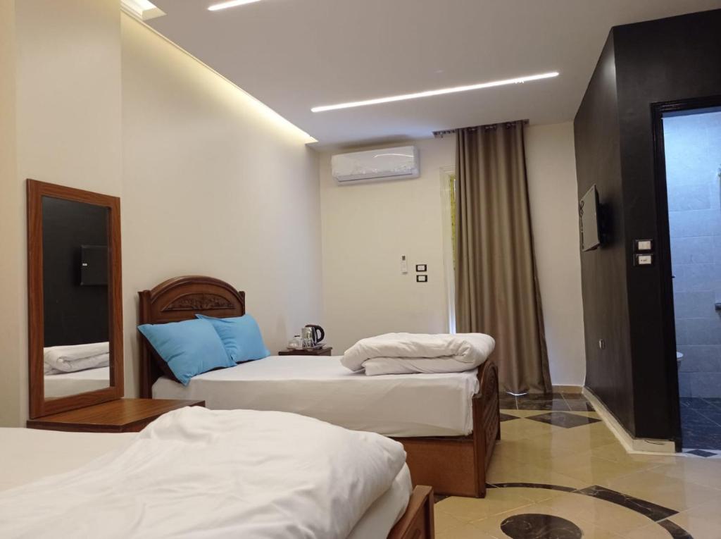 Posteľ alebo postele v izbe v ubytovaní Royal Pyramids Inn