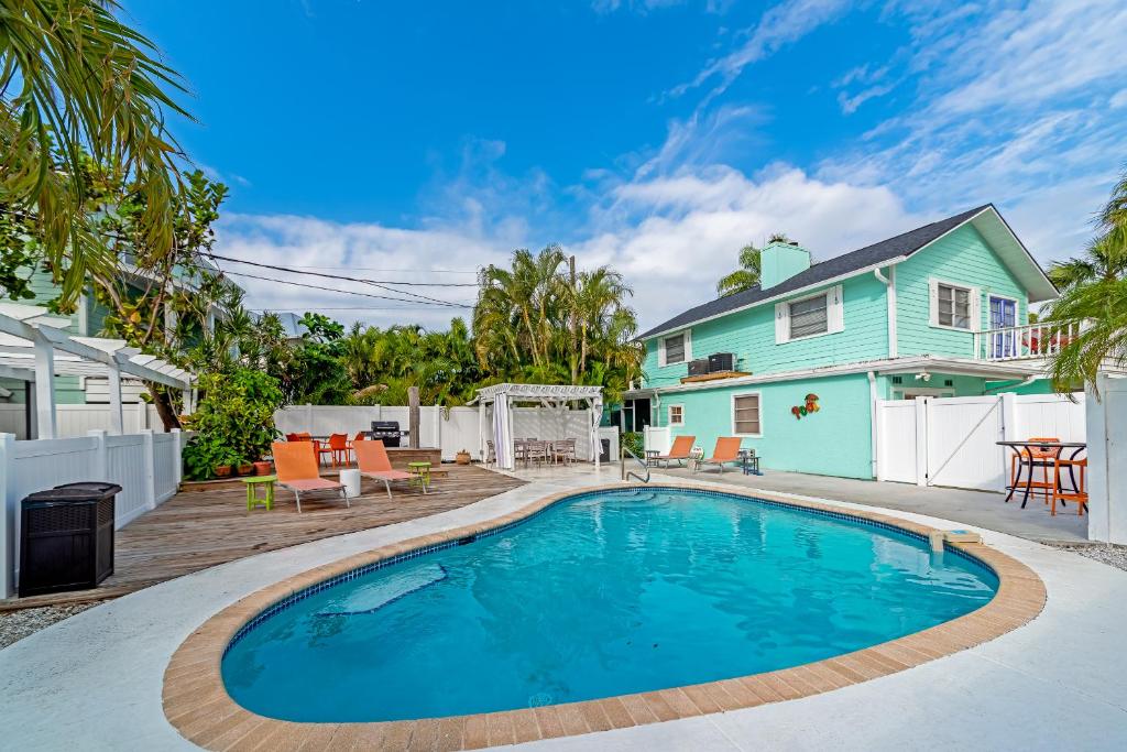 - une piscine en face d'une maison dans l'établissement Walk to the beach and village - Gulf Villa, à Siesta Key