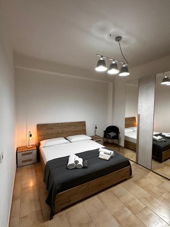 - une chambre avec un lit et 2 serviettes dans l'établissement Sicily O’Clock House, à Lentini