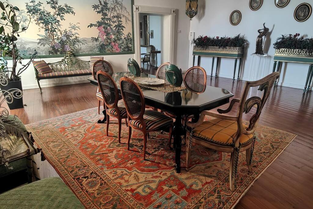 een eetkamer met een tafel en stoelen op een tapijt bij Suite Patrimonio Unesco - Assisi Centro Storico in Assisi