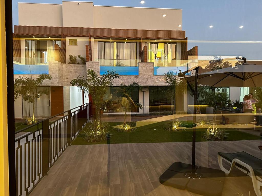- une vue sur un bâtiment depuis un balcon avec un parasol dans l'établissement Pousada Villas - Bonito, à Bonito