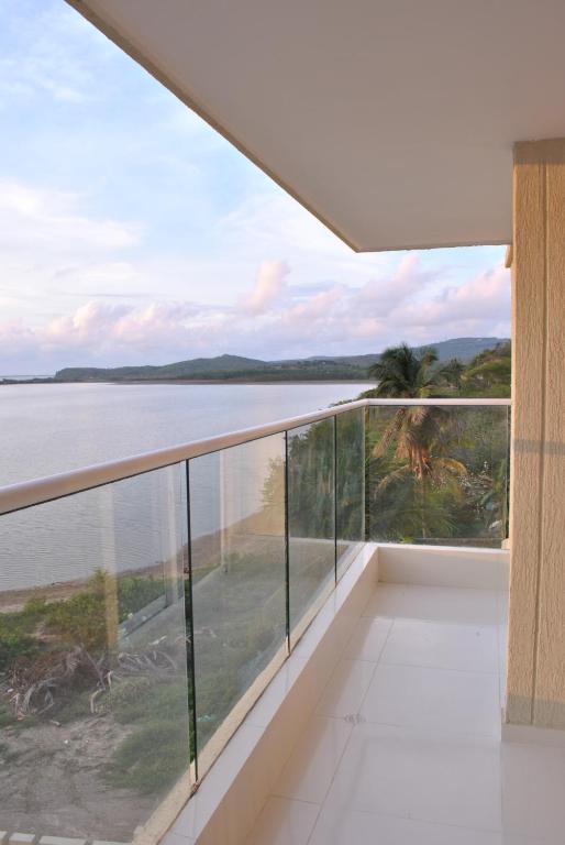 einen Balkon mit Blick auf das Wasser in der Unterkunft Lujoso apartamento frente al mar in Tubará