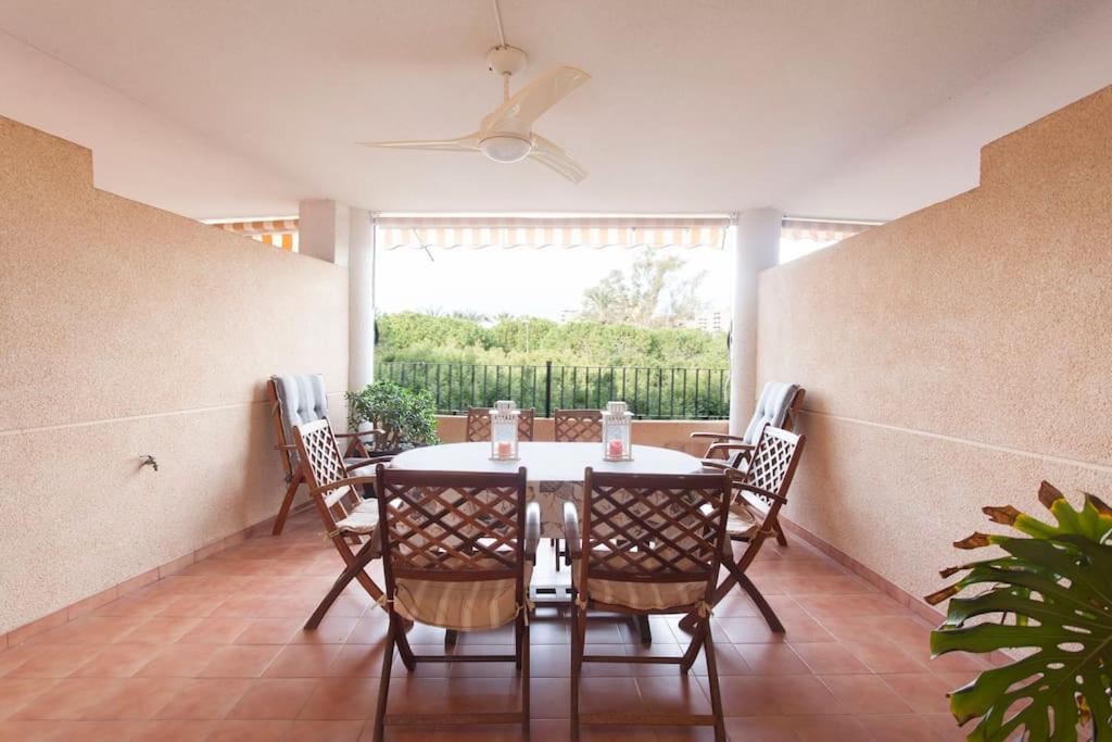 een eetkamer met een tafel en stoelen bij Elegante apartamento muy cerca de la playa in Valencia