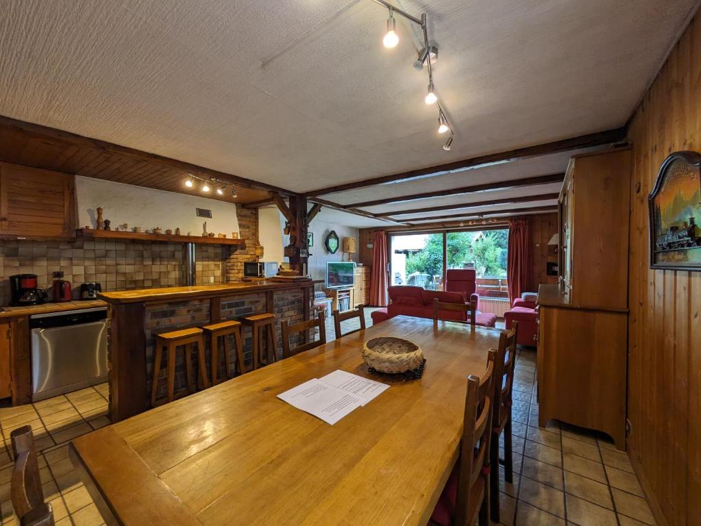 eine Küche und ein Esszimmer mit einem Holztisch in der Unterkunft Belle Vue Des Praz in Chamonix-Mont-Blanc