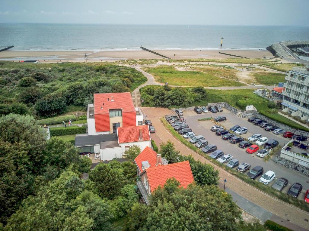 einen Luftblick auf einen Parkplatz neben dem Strand in der Unterkunft Maanvis in Cadzand