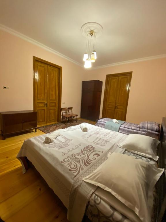 ein Schlafzimmer mit einem großen Bett in einem Zimmer in der Unterkunft Season in Kutaissi